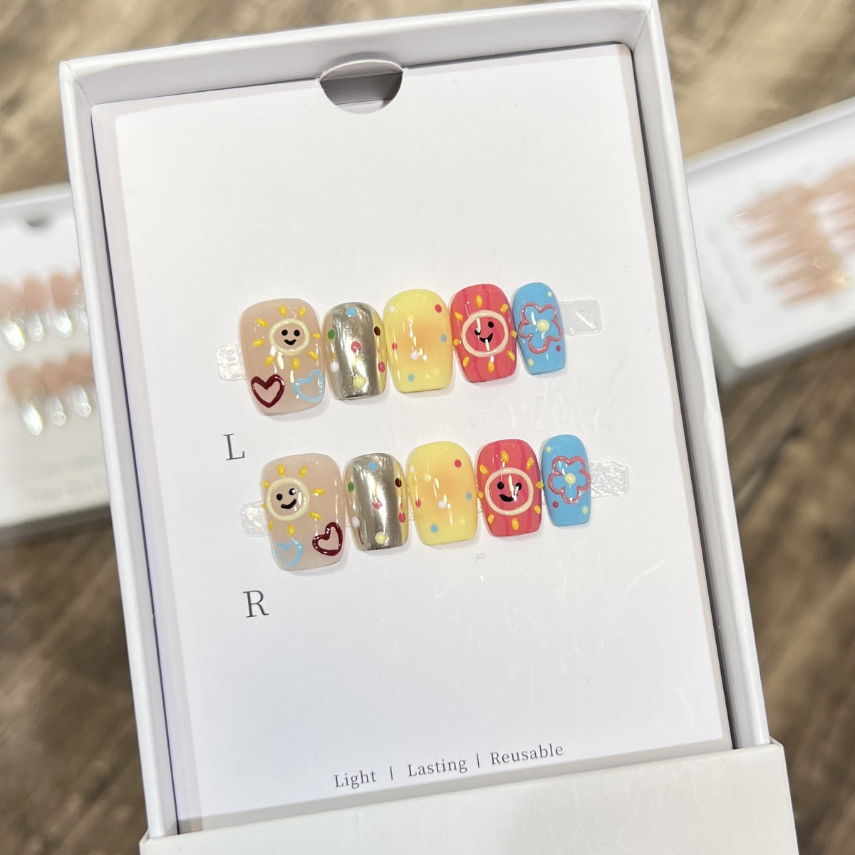 Verspieltes Press-On Nagelkunstset mit Smiley-Gesichtern und Blumenmustern Brehn