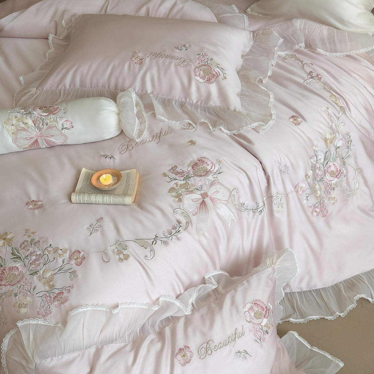 Luxuriöse floral gestickte Satin-Mischung Bettbezug Ensemble mit Rüschensheer Rock