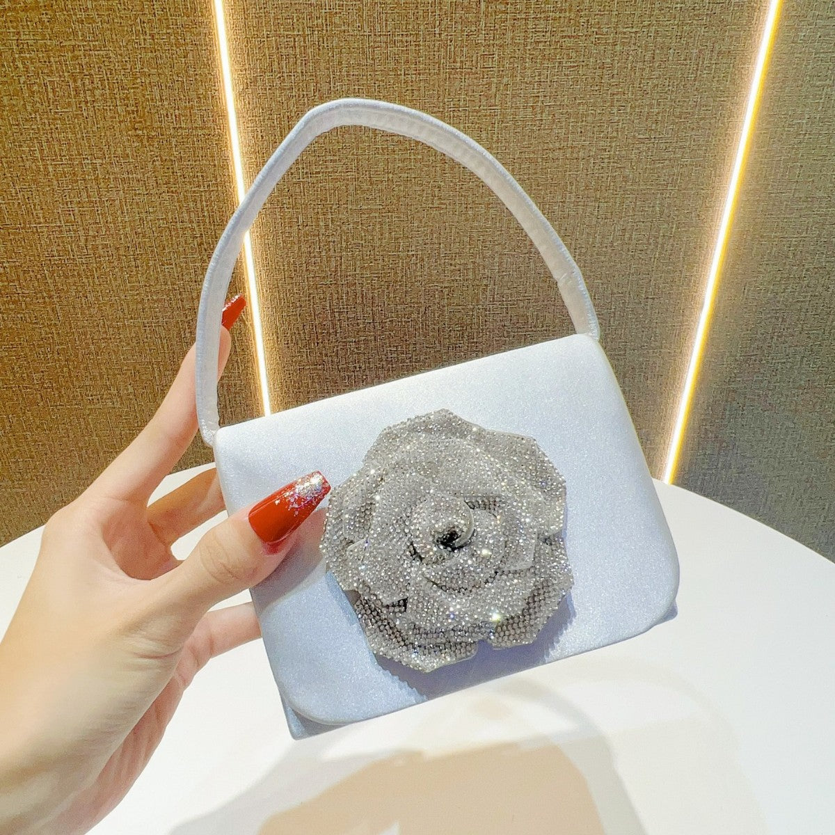 Elegante Satinkleid Abendtasche