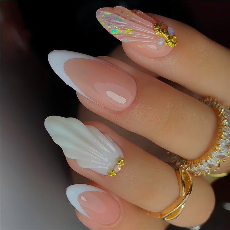 Dekorative Stiletto Press-On Nagelkunst mit floralen Akzenten Brehn