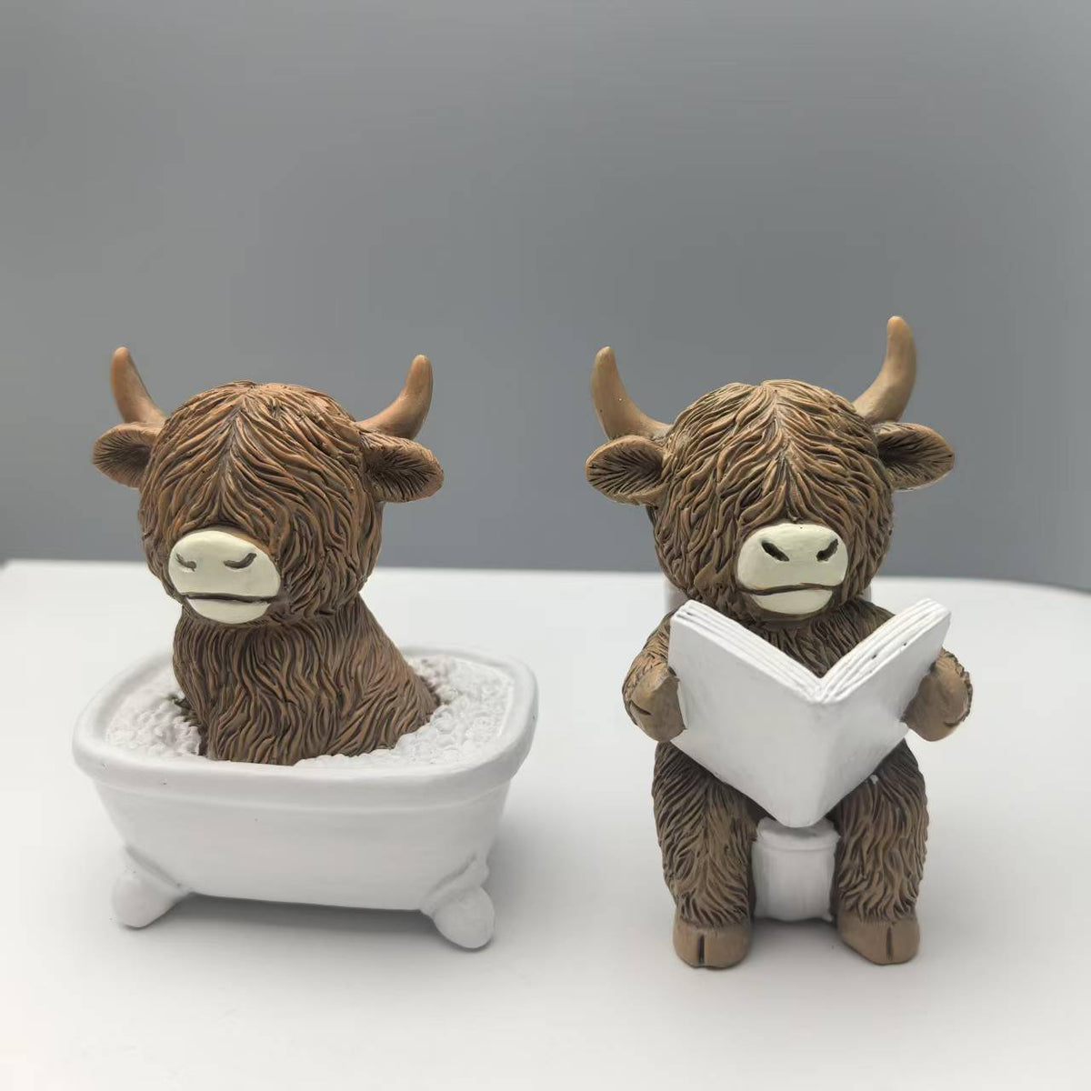 Lustige Dekofigur eines Highlandrinds in Badewanne Brehn