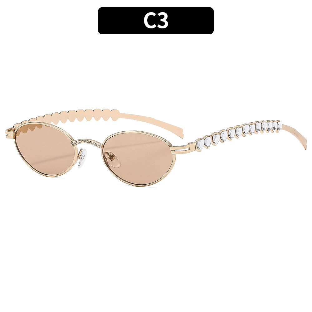 Elegante Katzenaugen-Sonnenbrille mit dekorativen Kristallelementen