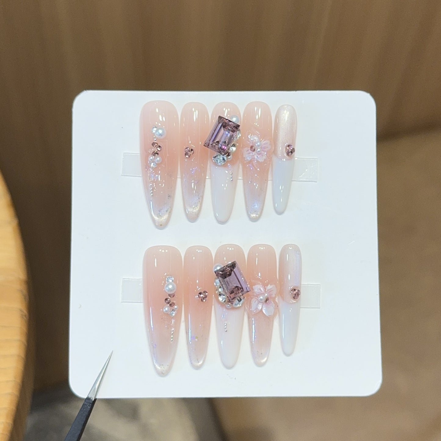 Kunstnägel mit Eleganten Schmuckdetails Brehn