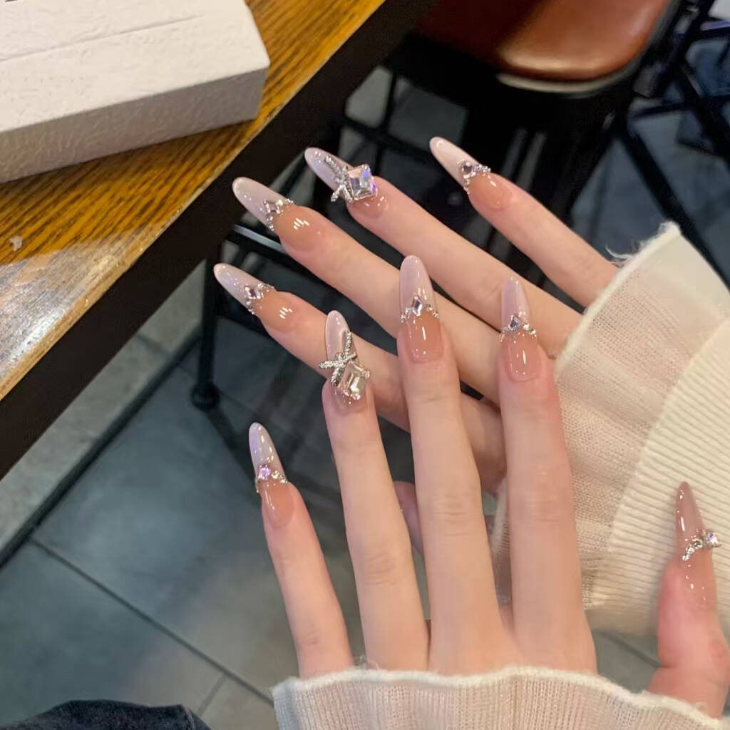 Künstlerisches Nageldesign mit dekorativen Elementen Brehn