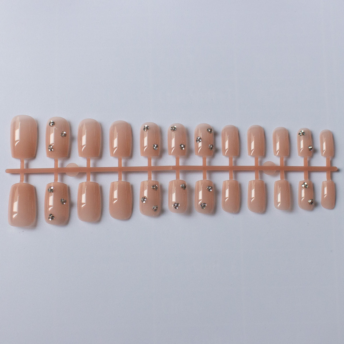 Dekorative Nagelkunst mit Strassakzenten