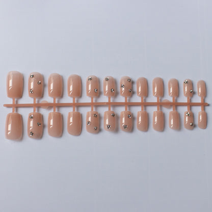 Dekorative Nagelkunst mit Strassakzenten