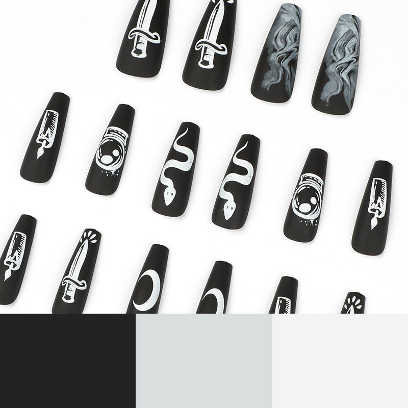 Kunstvolle Nagelkunst mit mystischen Motiven Brehn