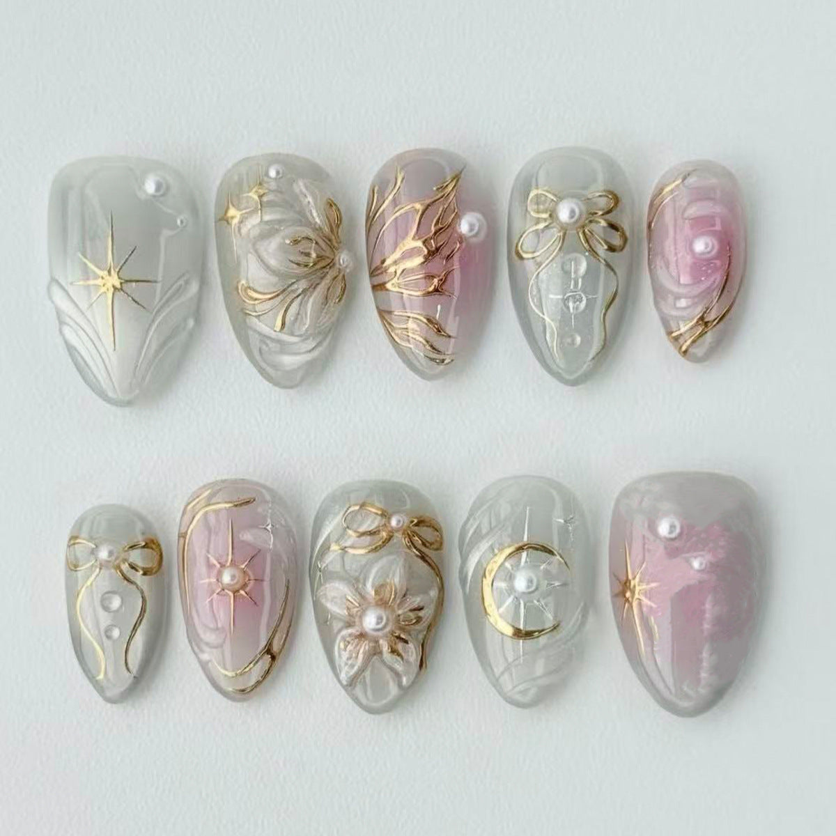 Kunstnagelset mit filigranen goldenen Akzenten Brehn