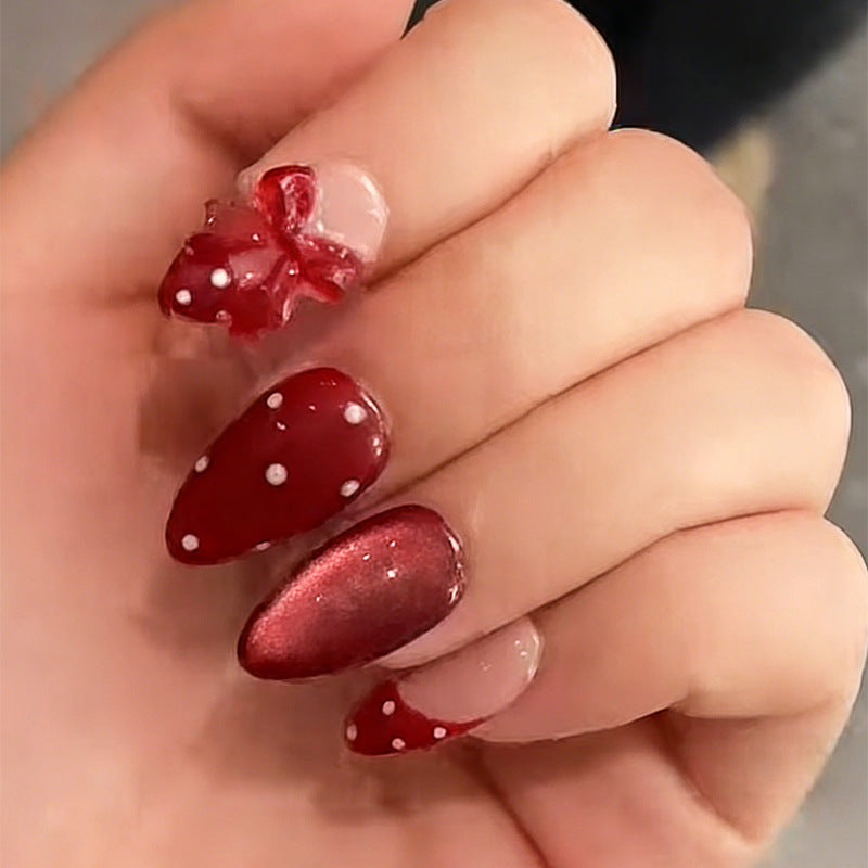 Charmantes dekoratives Press-On Nagelkunstset mit Schleifen- und Punkten-Design Brehn