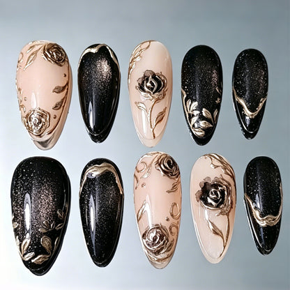 Kunstnagelset mit eleganten Goldverzierungen und originellen Mustern Brehn
