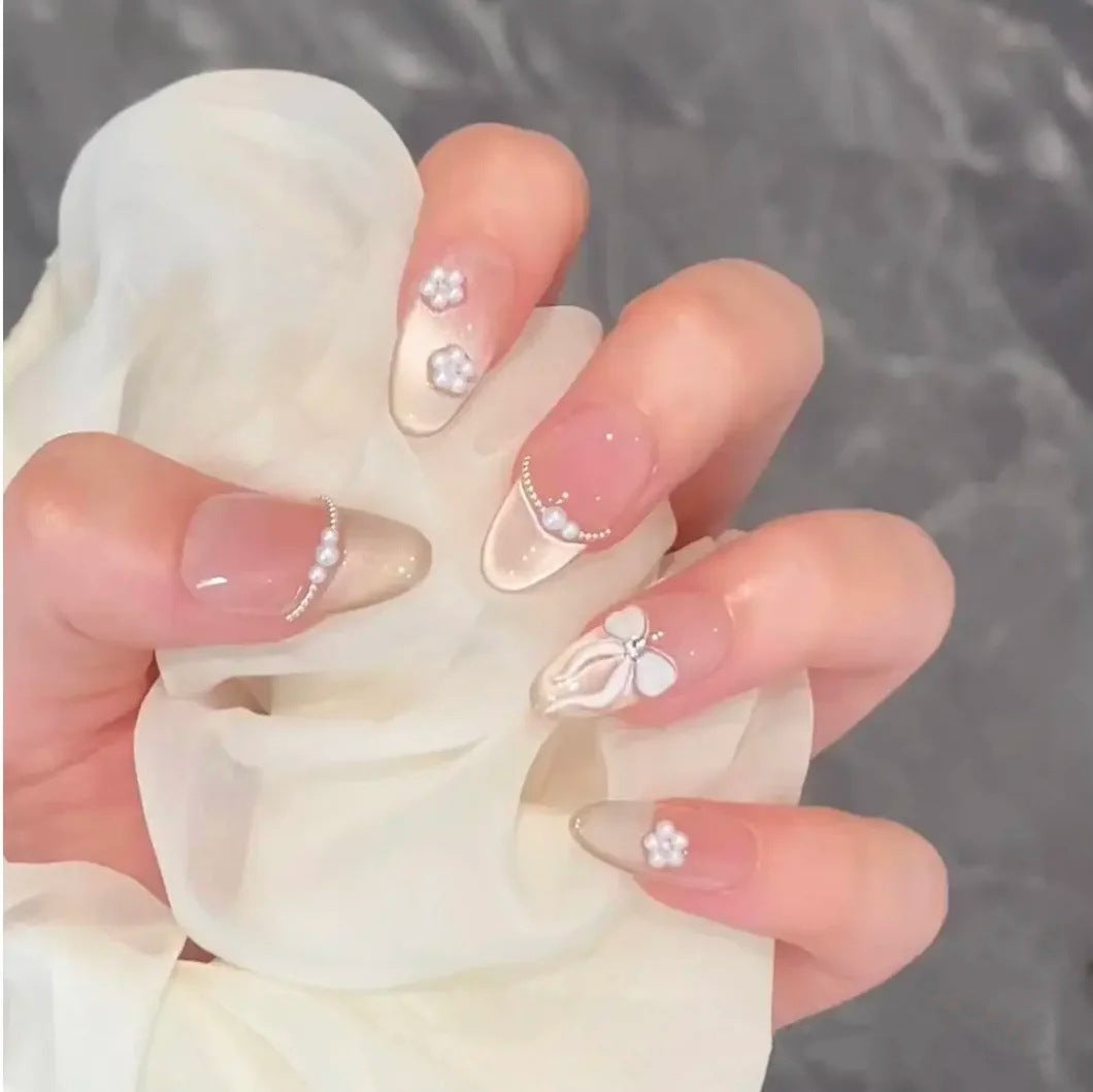 Kunstnägel mit Eleganten, Verzierten Spitzen Brehn