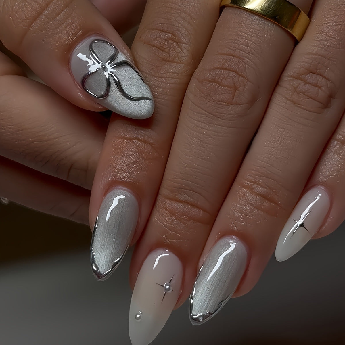 Elegante Press-On Nagelkunst mit floralen Akzenten Brehn