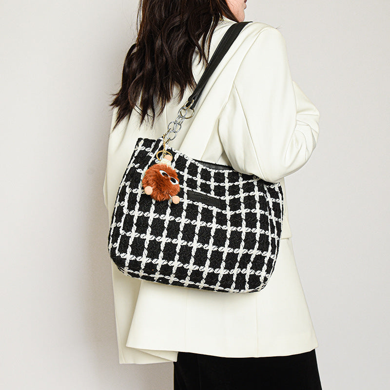 Texturierte Fransen-Detail-Handtasche