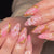 Kreatives Kunstnagelset mit Blumen- und goldenen Akzenten Brehn