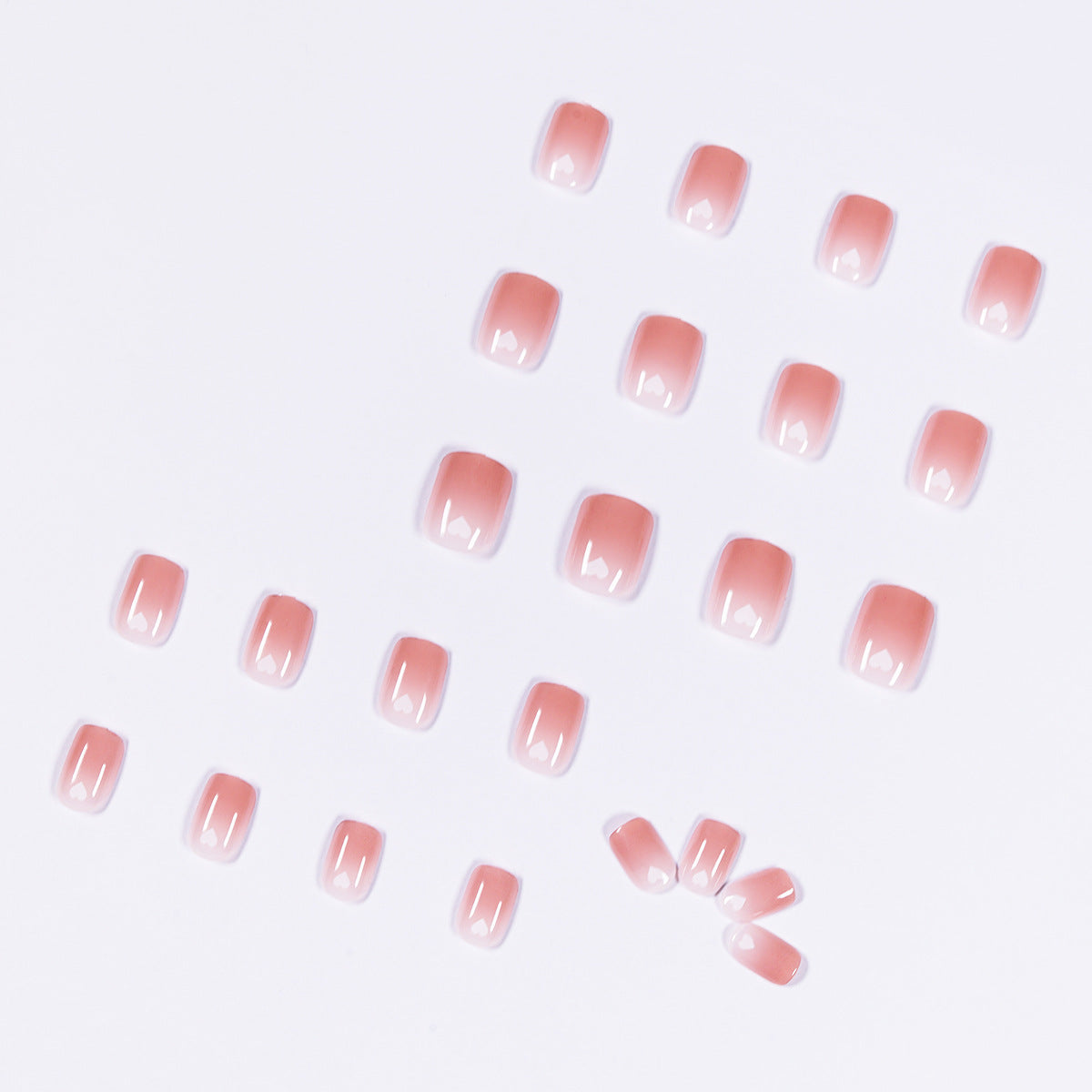 Kunstvolle Nagelkunst mit herzförmigen Akzenten und sanftem Ombre-Effekt Brehn