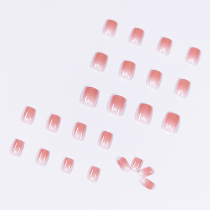 Kunstvolle Nagelkunst mit herzförmigen Akzenten und sanftem Ombre-Effekt Brehn