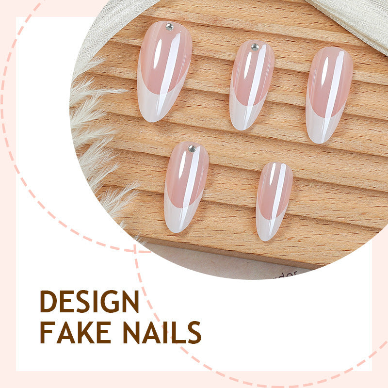 Kunstnagelset mit eleganten französischen Spitzen und Glitzerakzenten Brehn