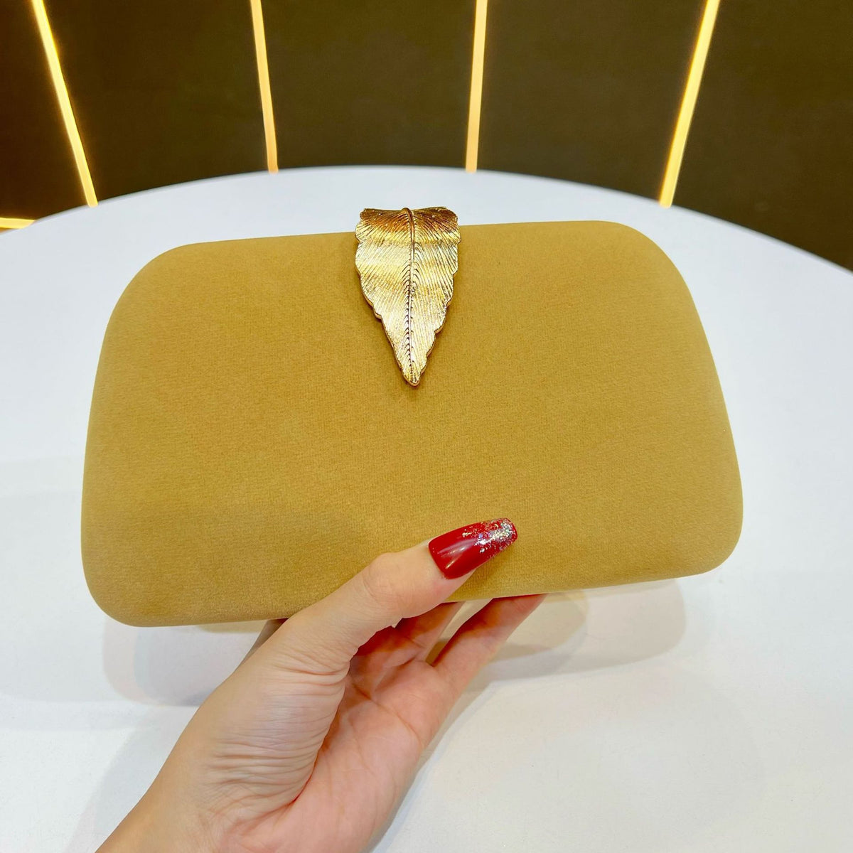 Elegante abendhandtas mit Blattakzenten