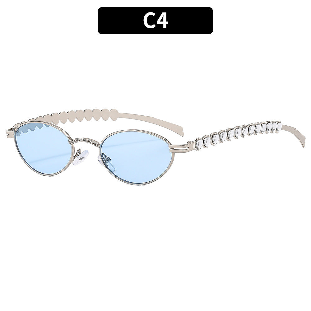 Elegante Katzenaugen-Sonnenbrille mit dekorativen Kristallelementen