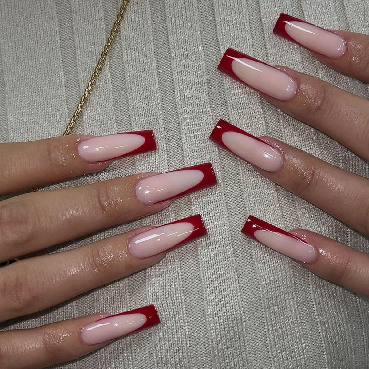 Elegantes Press-On-Nagel-Set mit kunstvollem roten und weißen Design Brehn