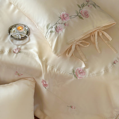 Satin-Bettwäschegarnitur mit gestickten Rosenranken und geformtem Schmetterlings-Zierkissen