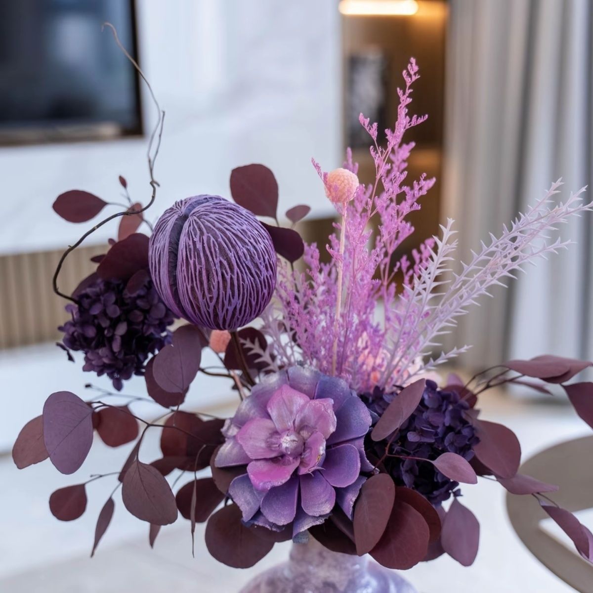 Einzigartige kunsthandwerkliche Blumenarrangement