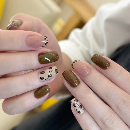 Künstlerischer Leopardenmuster-Nagelkunst