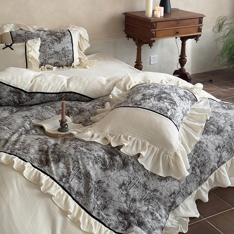 Bettwäschegarnitur aus Baumwoll‑Gauze mit üppigem Volant, Samt‑Applikation und Kontrastpaspel