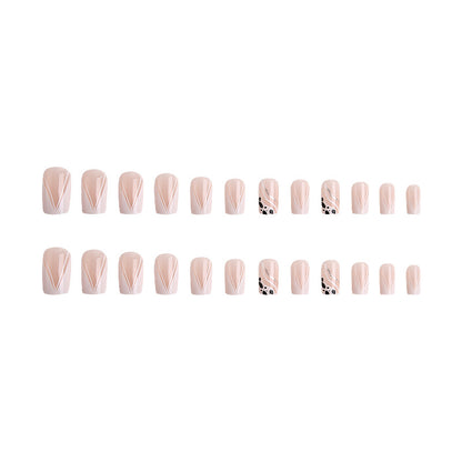 Kunstnagelset mit geometrischen Akzenten und elegantem Design Brehn