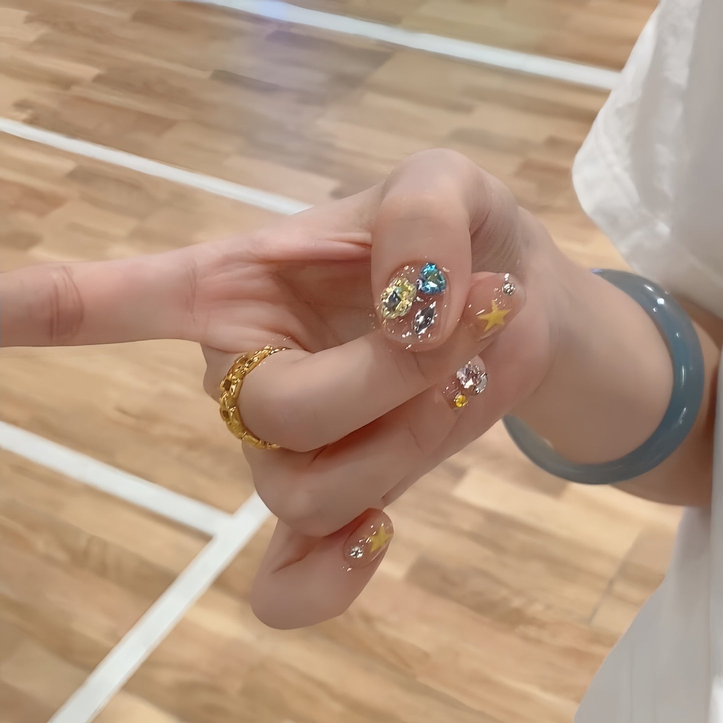 Glitzernde Nagelspitzen mit Eleganten Schmuckakzenten Brehn