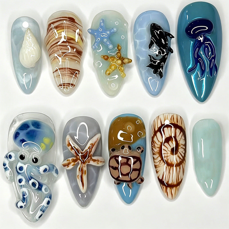 Kunstnagelset mit glamourösen Metallic-Akzenten und kreativen Designs Brehn