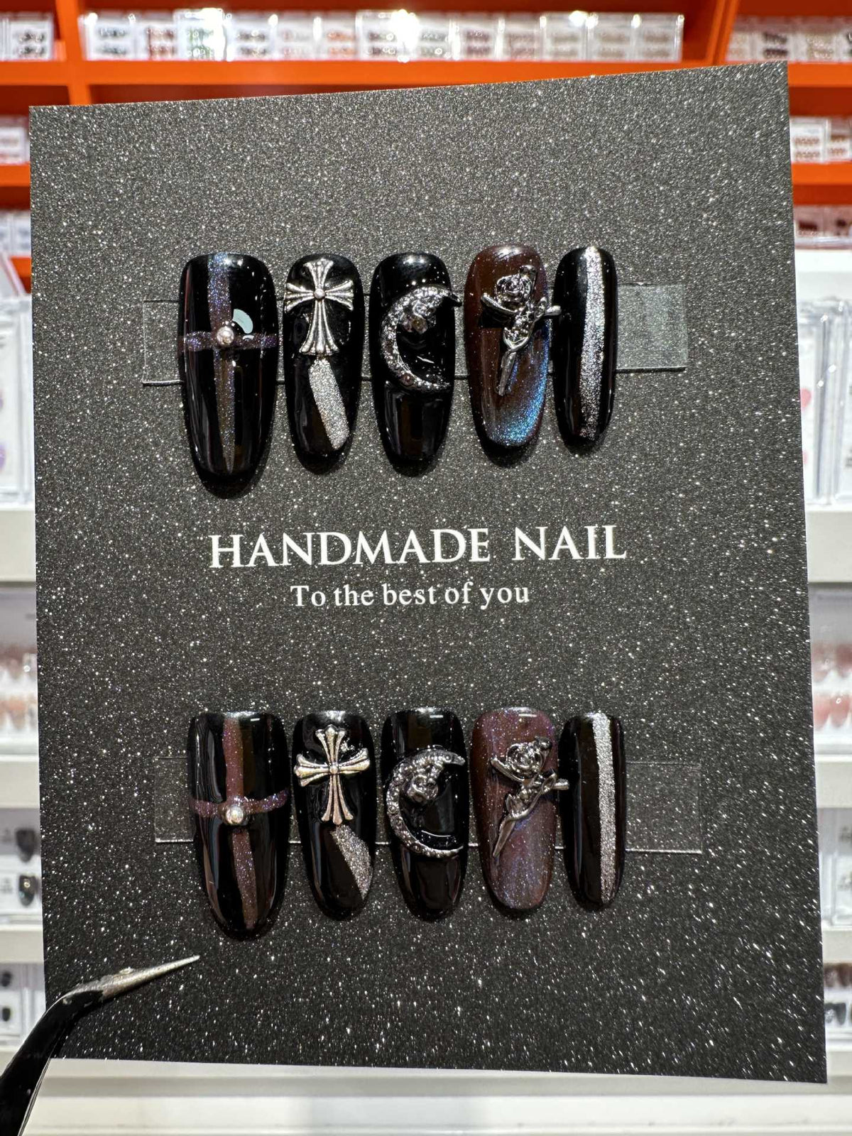 Künstlerisches Handgemachtes Press-On Nagelkunstset mit dekorativen metallischen Akzenten
