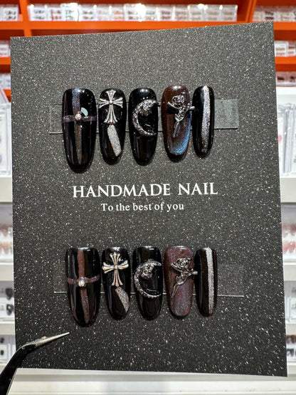 Künstlerisches Handgemachtes Press-On Nagelkunstset mit dekorativen metallischen Akzenten