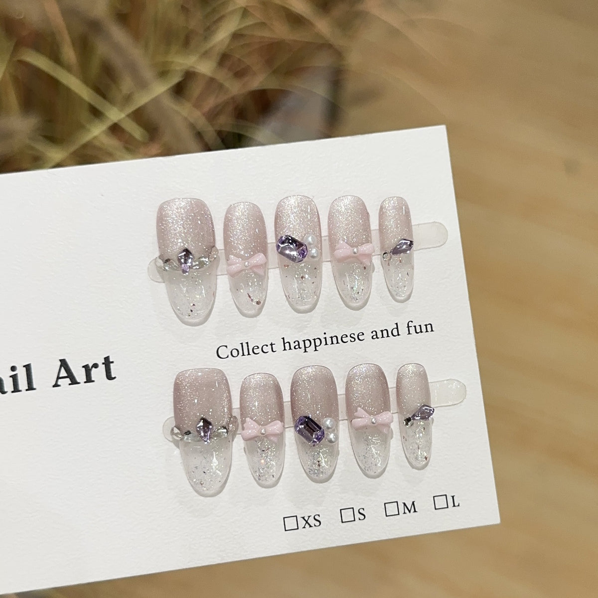 Dekoratives Press-On Nagelkunstset mit eleganten Akzenten