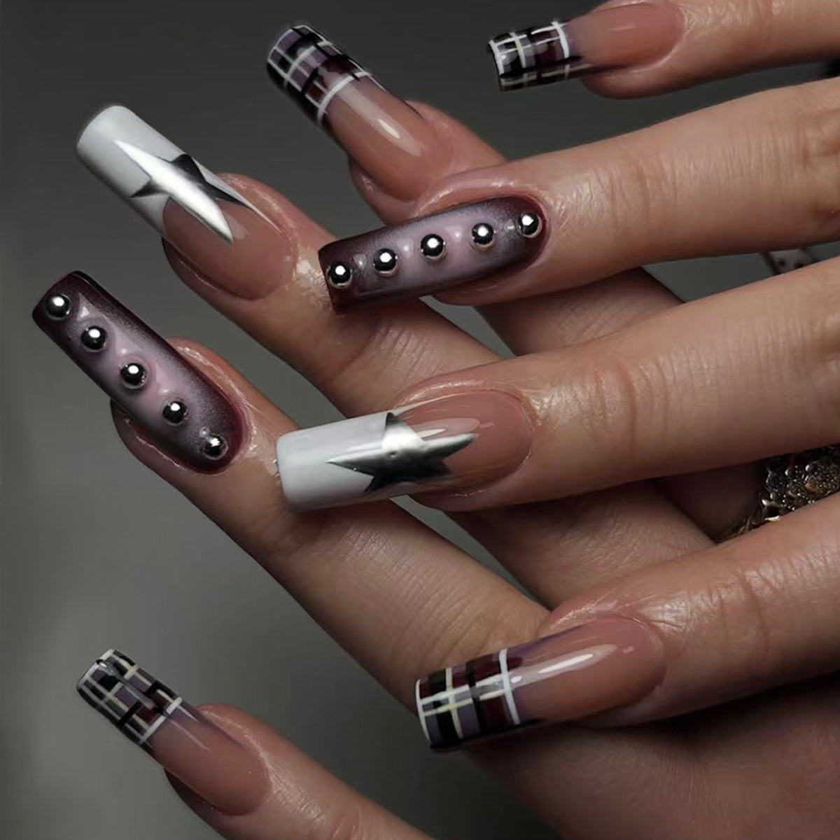 Kunstfingernägel mit Elegantem Geometrischem Design Brehn