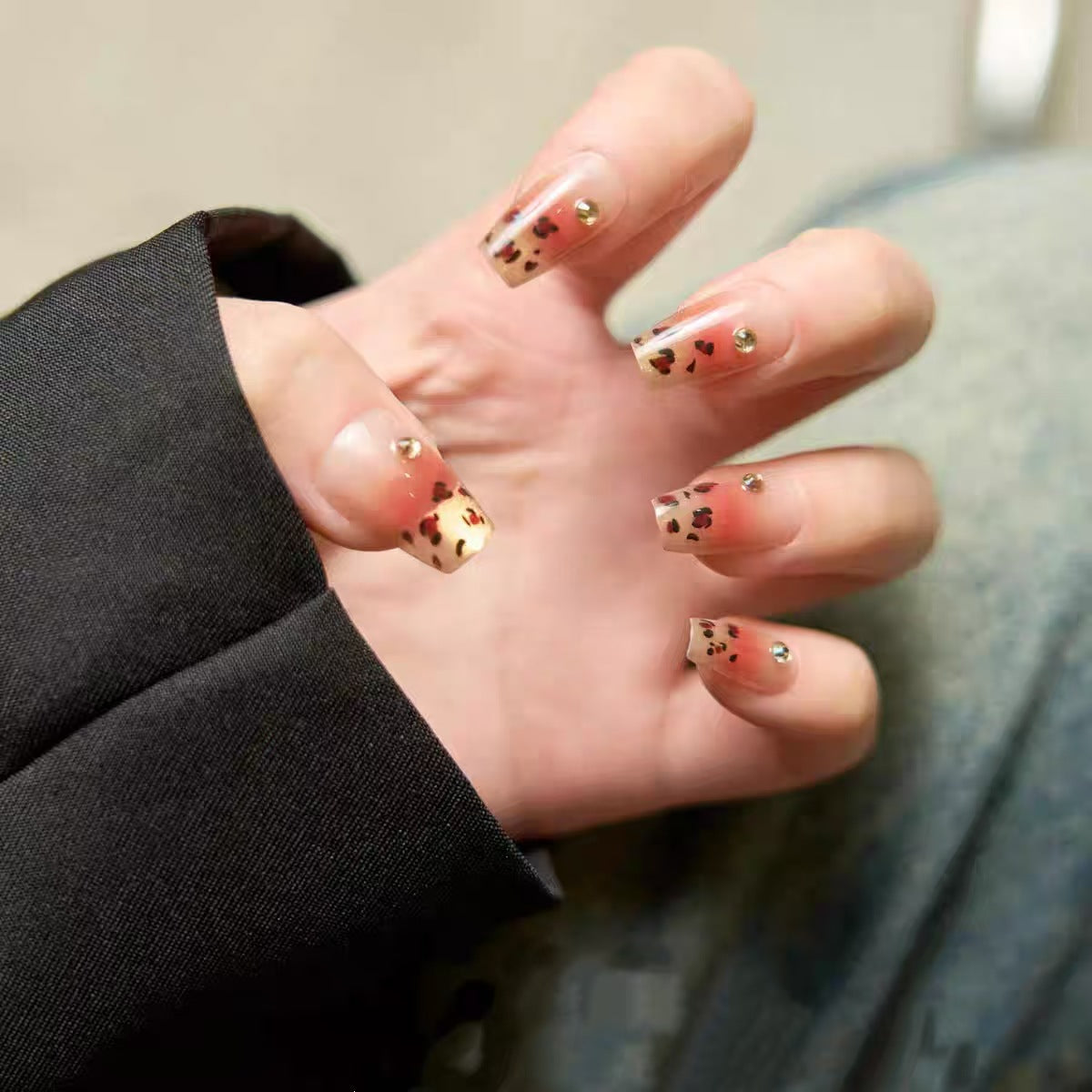Kunstnägel mit Eleganten Leo-Muster und Glitzerakzenten Brehn