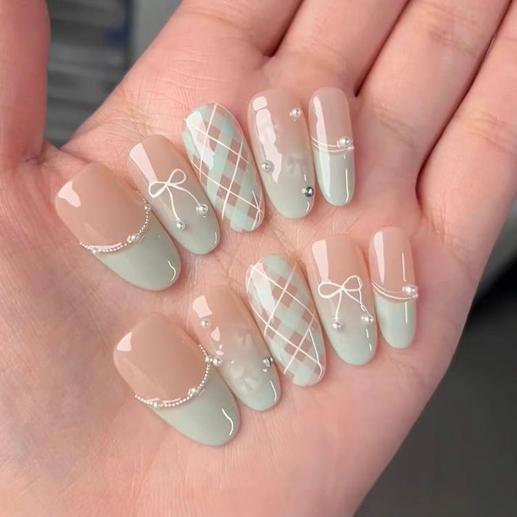 Künstlerisches Press-On-Nagelset mit floralem und herzförmigem Design Brehn