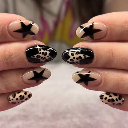 Kunstvolle Nagelverlängerungen mit Leoparden- und Sternen-Design Brehn