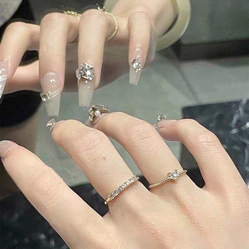 Kunstnagelset mit filigranen Verzierungen und glamurösen Akzenten Brehn