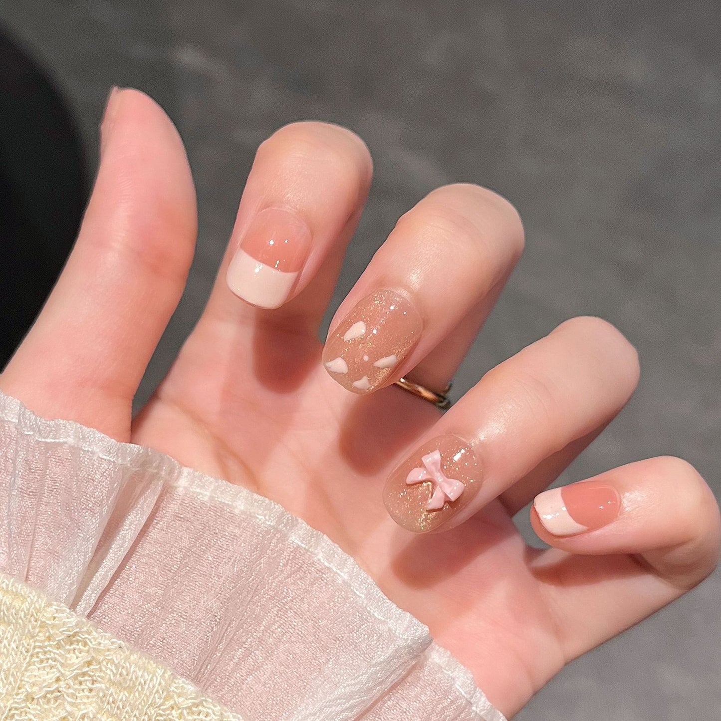Künstlerisches Nageldesign mit niedlichen Schleifen Brehn