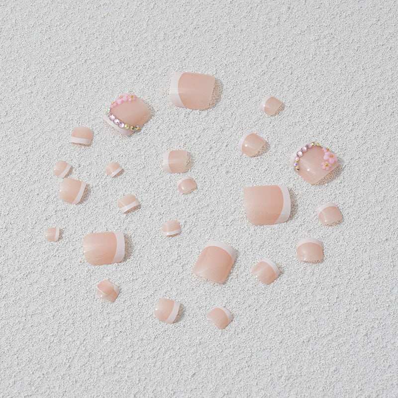 Elegante Fußnagelkunst mit filigranen 3D-Blütenverzierungen Brehn