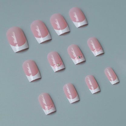 Elegantes French Tip Nagelkunstset mit zarten Schleifenakzenten