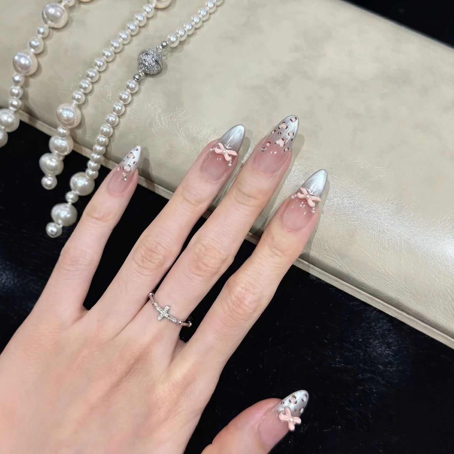Dekoratives Press-On-Nageldesign mit Schleifenakzenten Brehn
