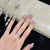 Dekoratives Press-On-Nageldesign mit Schleifenakzenten Brehn