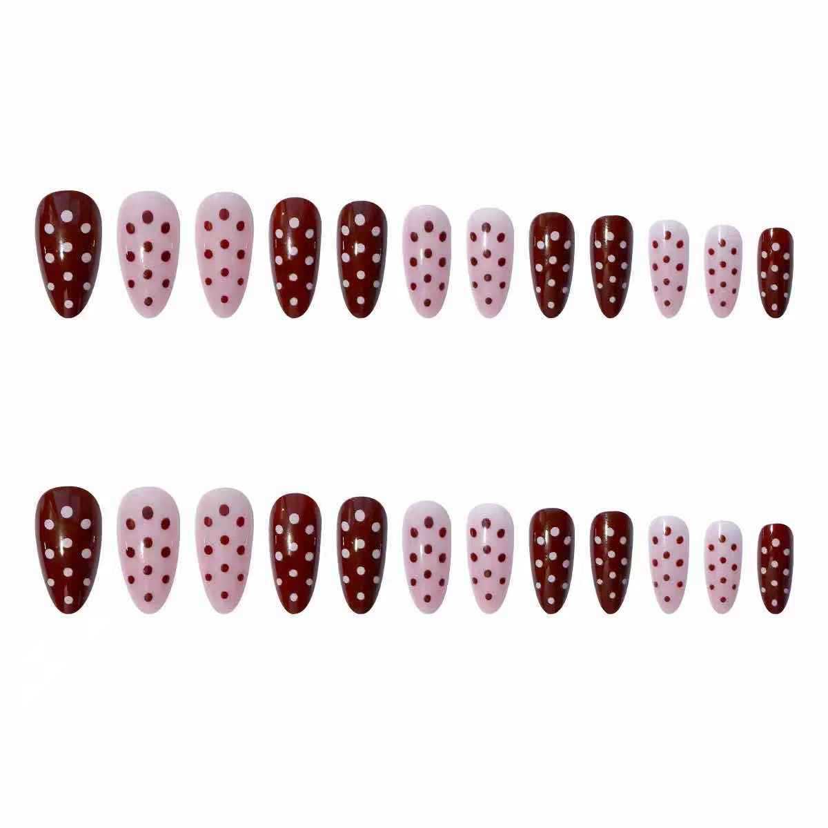 Kunstnagelset mit verspieltem Punkte-Design und eleganten Akzenten Brehn