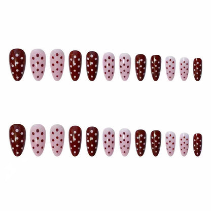 Kunstnagelset mit verspieltem Punkte-Design und eleganten Akzenten Brehn