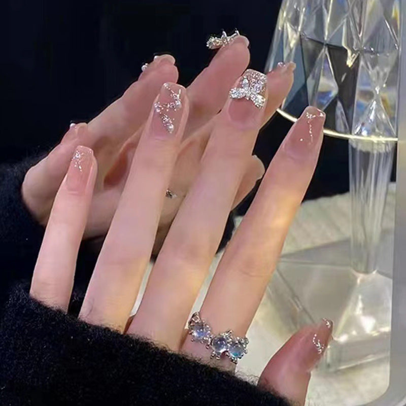 Kunstnägel im eleganten Design mit 3D-Schmetterlingen und Glitzerakzenten Brehn