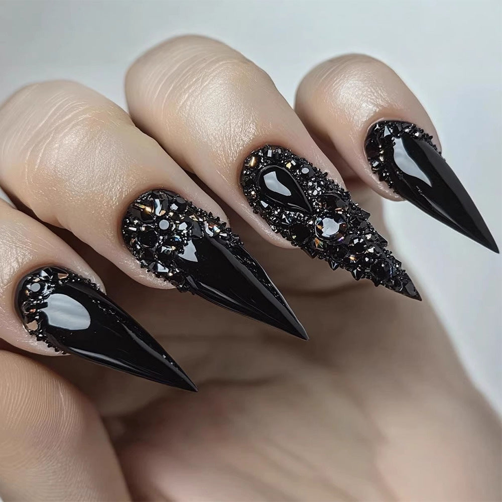 Kunstnägel im eleganten Stiletto-Design mit funkelnden Strass-Applikationen Brehn