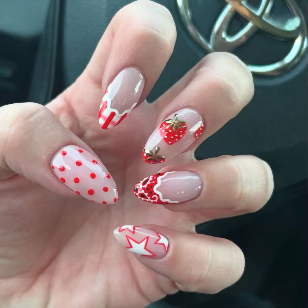 Kreatives Erdbeer-Gel-Nagelset