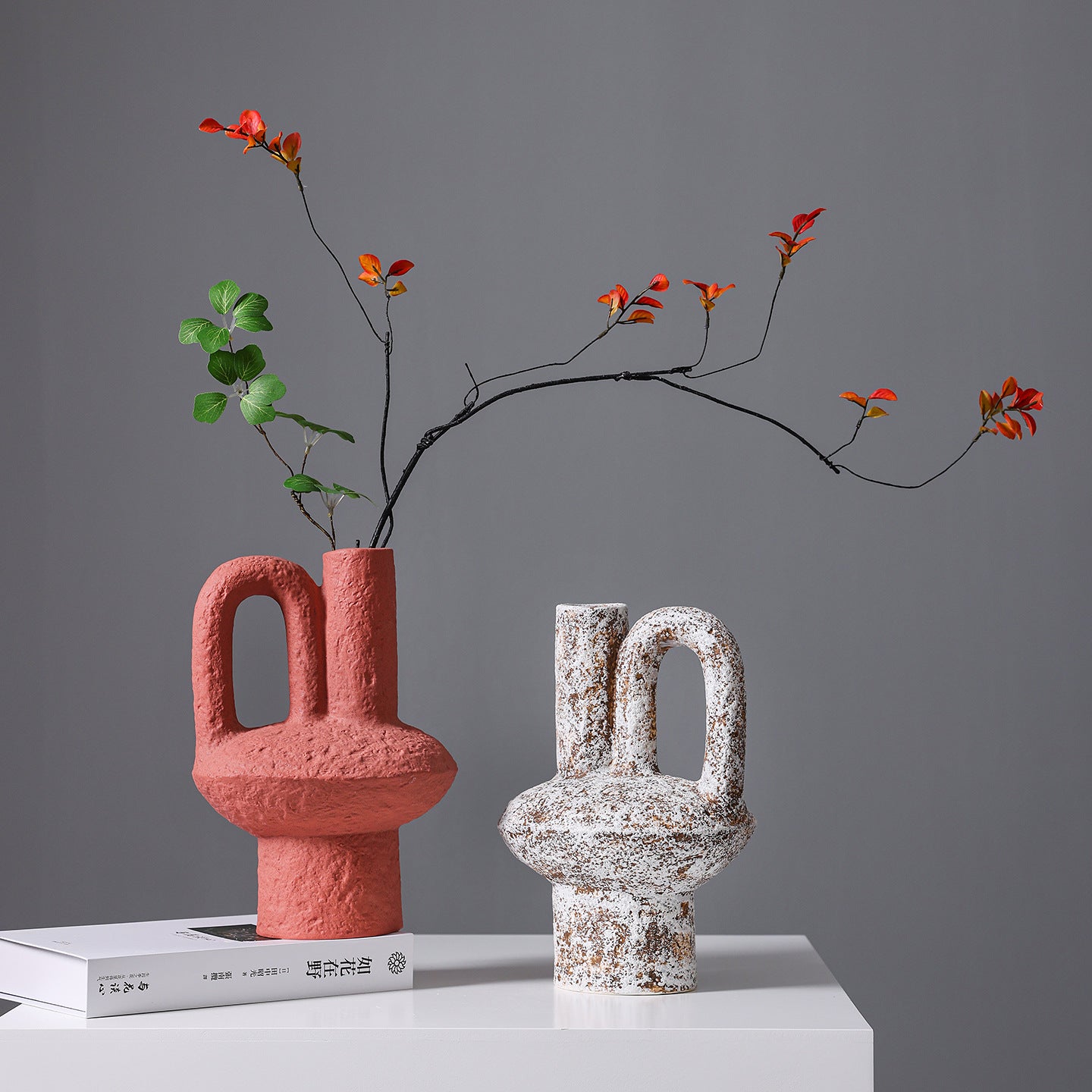 Abstrakt geformte dekorative Keramikvase